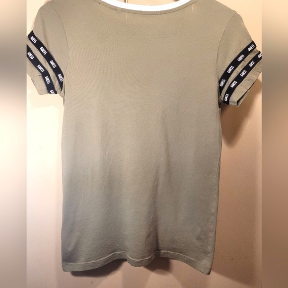 Guess Graphic T-shirt V-neck Size Large Green White Trim Excellent 💚 - Picture 4 of 6
